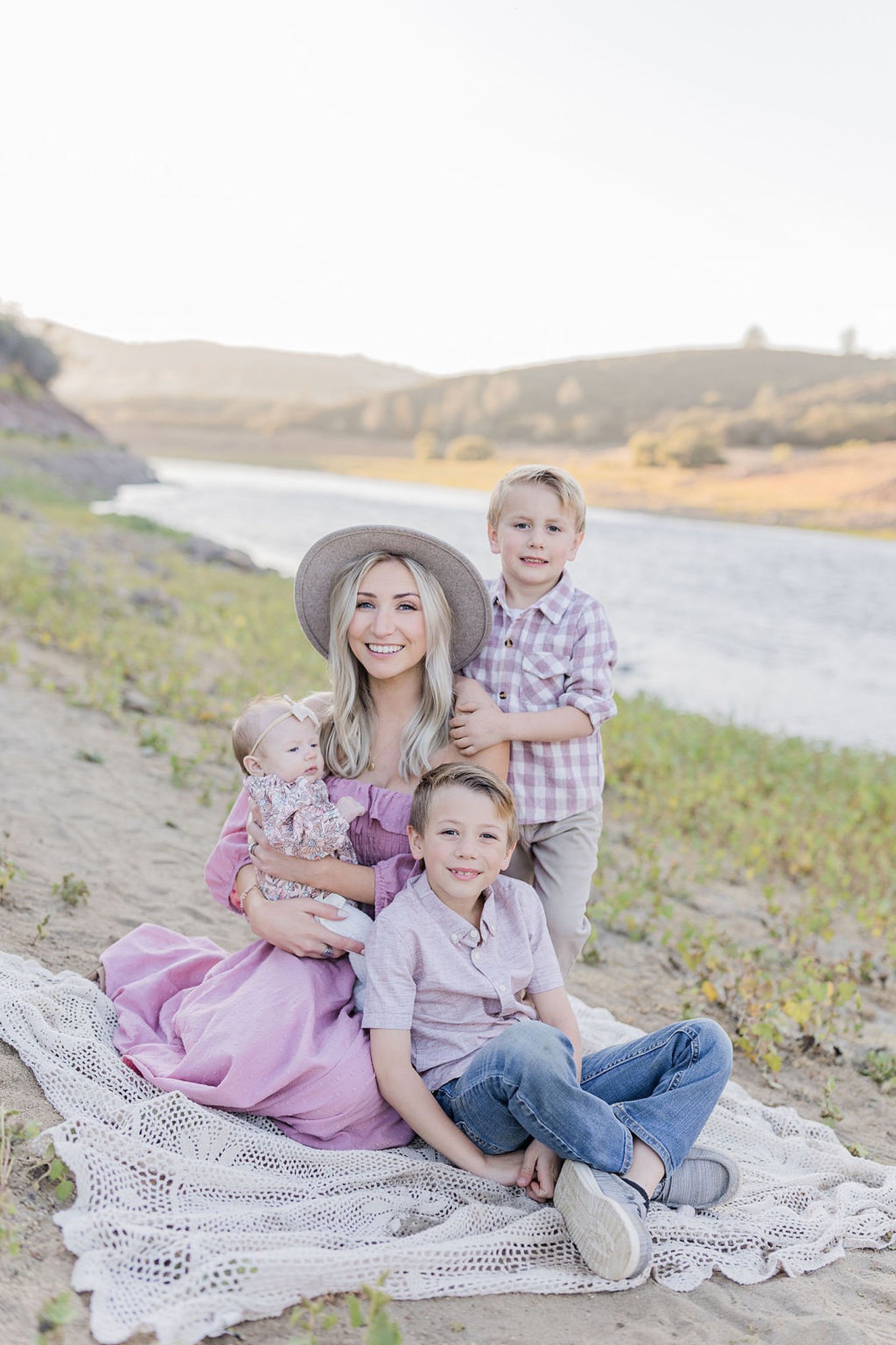 mom and three kids on a blanket in Sacramento